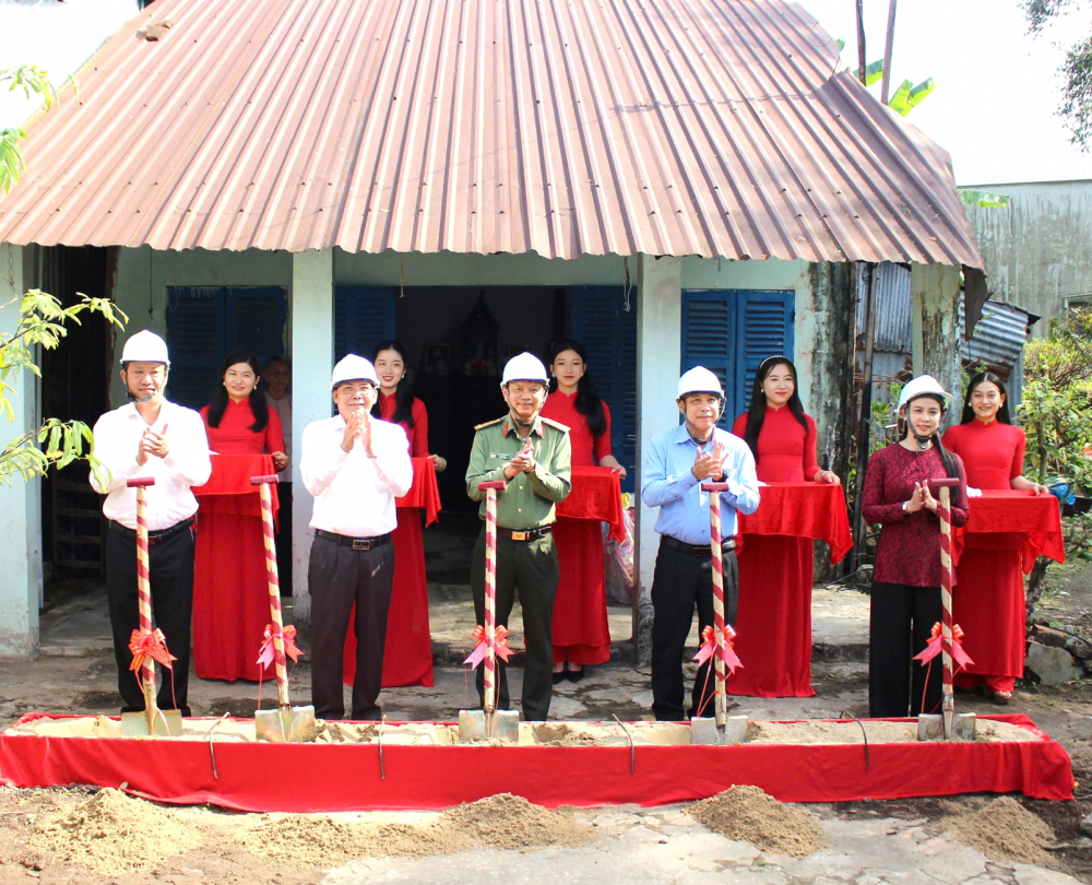 Không còn nhà tạm trên vùng sông nước miền Tây Ông Đồng Văn Thanh (hàng đầu, thứ hai từ phải qua) - Bí thư Tỉnh ủy Hậu Giang - cùng lãnh đạo các đơn vị thực hiện nghi thức khởi công xây nhà mới cho bà Trần Thị Láng ở TP Vị Thanh - ẢNH: HUỲNH LỢI