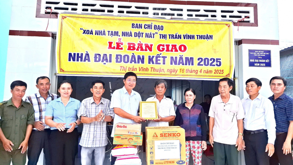 Không còn nhà tạm trên vùng sông nước miền Tây Các ngành chức năng thị trấn Vĩnh Thuận, huyện Vĩnh Thuận, tỉnh Kiên Giang bàn giao nhà mới cho người nghèo trong chương trình “Xóa nhà tạm, nhà dột nát” năm 2025 - ẢNH: HUỲNH LỢI