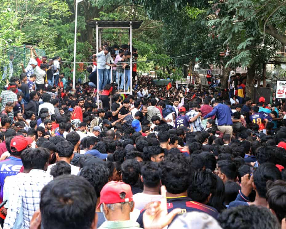Người hâm mộ gần Sân vận động M Chinnaswamy ở Bengaluru, nơi có sức chứa 35.000 người - Ảnh: Getty image
