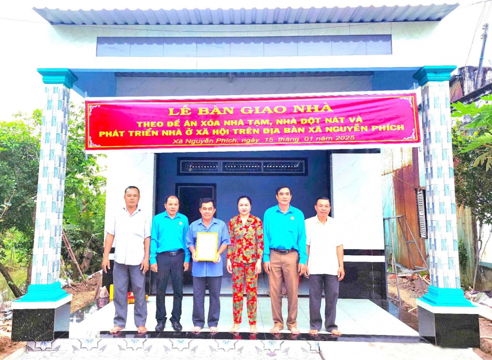 Không còn nhà tạm trên vùng sông nước miền Tây Bàn giao nhà mới khang trang cho người dân nghèo xã Nguyễn Phích, huyện U Minh, tỉnh Cà Mau