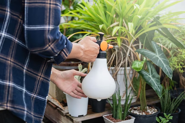 Nhờ bạn bè: Nếu bạn thuộc hội “đi là lo”, đừng lo, hãy gọi điện thoại nhờ bạn bè hoặc hàng xóm thân thiết trông nom nhà cửa trong lúc bạn đi vắng - nhờ thi thoảng ghé nhà, bật đèn, cho thú cưng ăn hay tưới nước cho cây. Đừng quên mua một món quà nhỏ, phù hợp tặng người được nhờ để... tiếp tục nhờ lần tới - Ảnh: Freepik