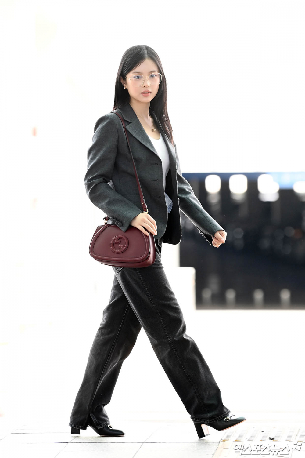 Thời trang sân bay của Hanni (NewJeans) luôn thể hiện phong cách trẻ trung và hiện đại, phù hợp với hình ảnh tươi mới của nhóm nhạc Gen Z. Cô thường lựa chọn những bộ trang phục đơn giản nhưng tinh tế, với gam màu nhẹ nhàng và dễ phối hợp, tạo cảm giác thoải mái nhưng vẫn rất sành điệu. Hanni thường kết hợp áo phông rộng, quần jeans hoặc chân váy, đôi khi là những chiếc áo khoác phao hoặc bomber jacket, tạo nên phong cách casual nhưng vẫn nổi bật.  Điểm nhấn trong thời trang sân bay của Hanni là cách cô sử dụng các phụ kiện như mũ lưỡi trai, kính mát và túi xách nhỏ, giúp hoàn thiện bộ trang phục và thể hiện cá tính riêng.