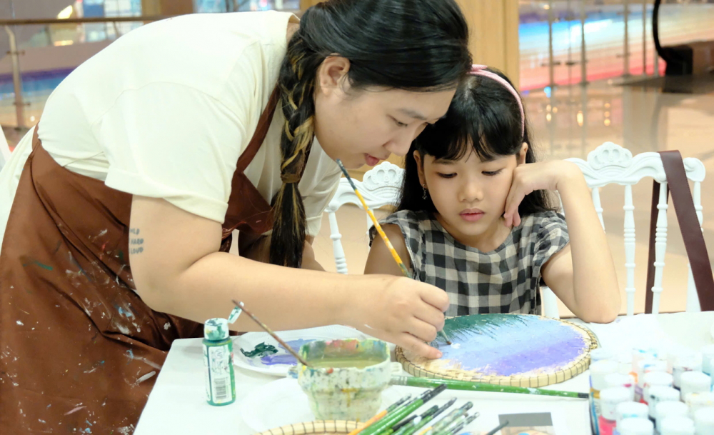 Tham gia workshop về mỹ thuật, con gái tác giả được hướng dẫn tận tình về cách phối màu, vuốt nét - ẢNH: DIỆU THÔNG