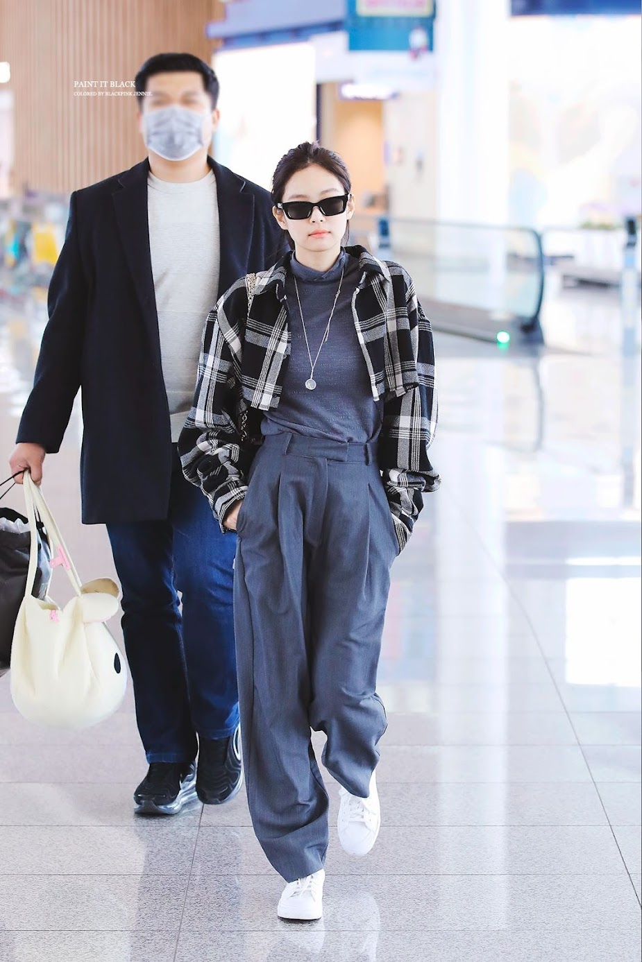 Phong cách thời trang sân bay của Jennie (BLACKPINK) luôn thu hút sự chú ý và ngưỡng mộ từ người hâm mộ và giới truyền thông. Với gu thẩm mỹ độc đáo, cô thường kết hợp giữa sự năng động và thanh lịch. Jennie thích diện những bộ trang phục thoải mái nhưng vẫn thời thượng, từ áo hoodie oversized, quần jeans tới những chiếc váy ngắn đi kèm với sneakers.