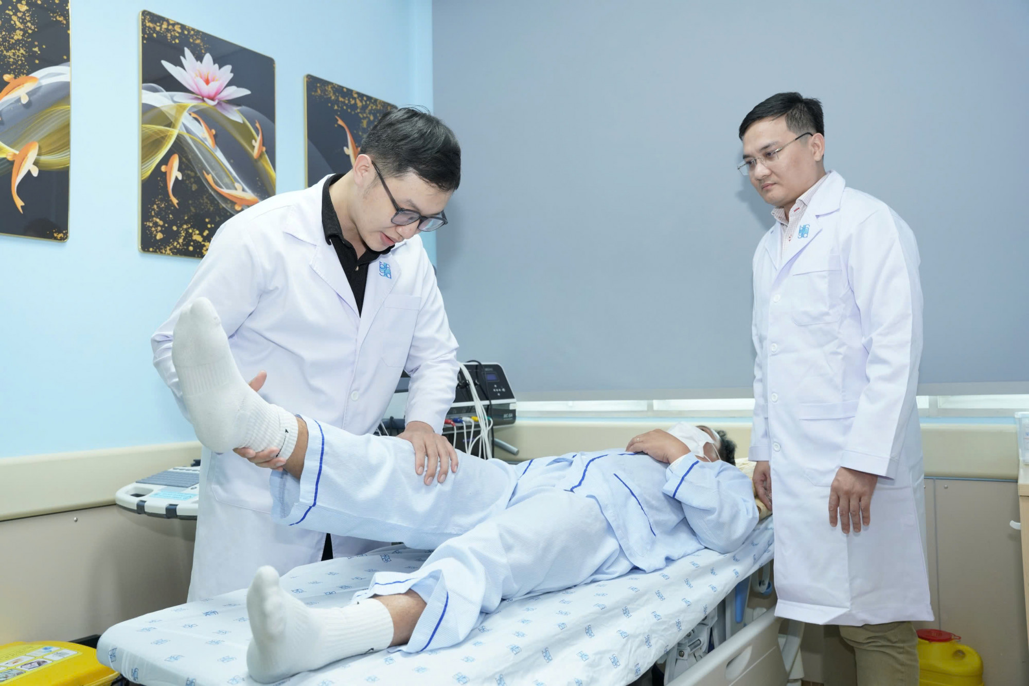 Bác sĩ Khoa Ngoại thần kinh Bệnh viện Đại học Y dược TPHCM đang thăm khám cho người bệnh (ảnh: BVĐHYD)