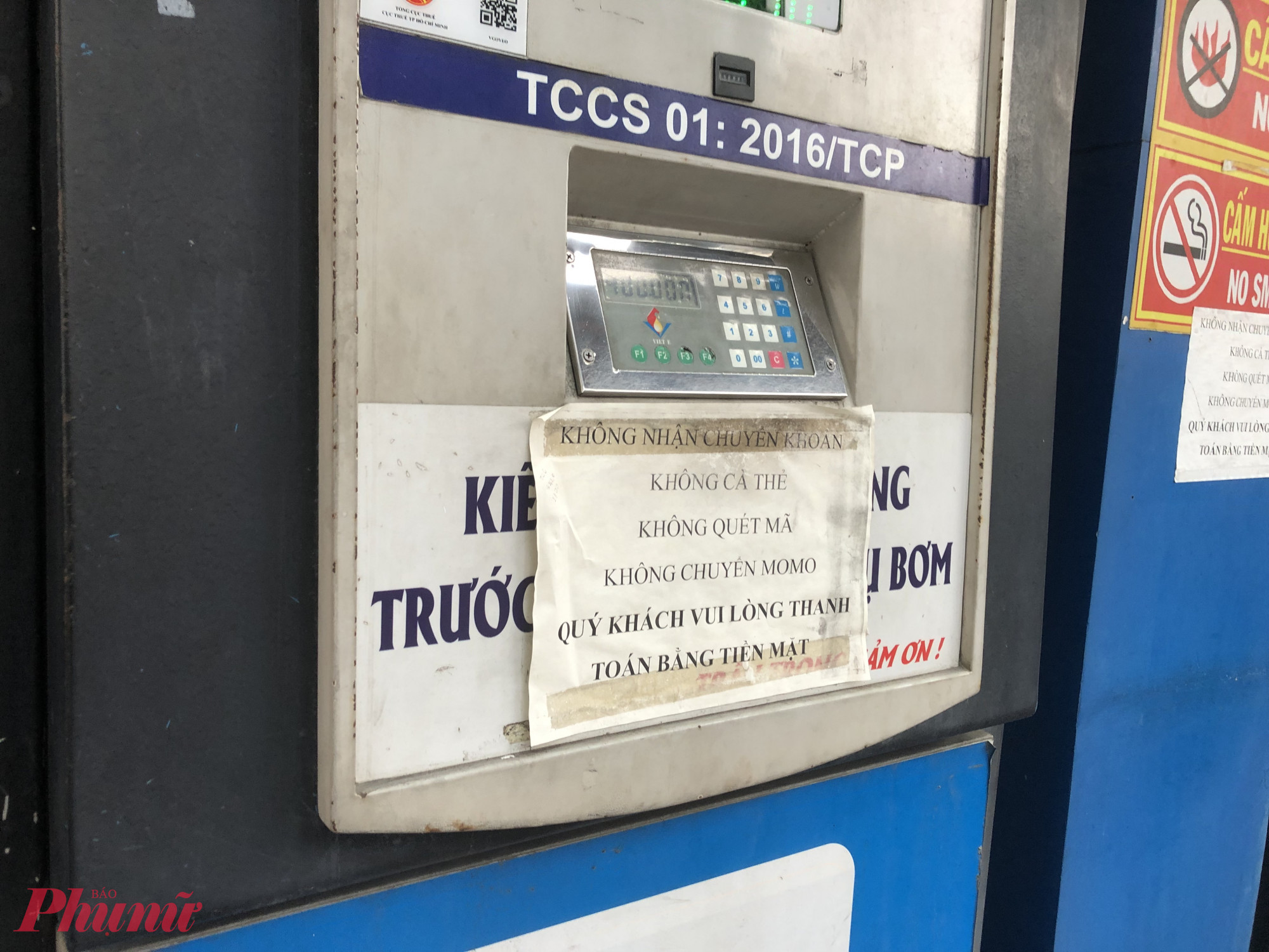 Nhiều nơi treo bảng không chấp nhận thanh toán bằng hình thức chuyển khoản và chỉ nhận tiền mặt - Ảnh: Thanh Hoa