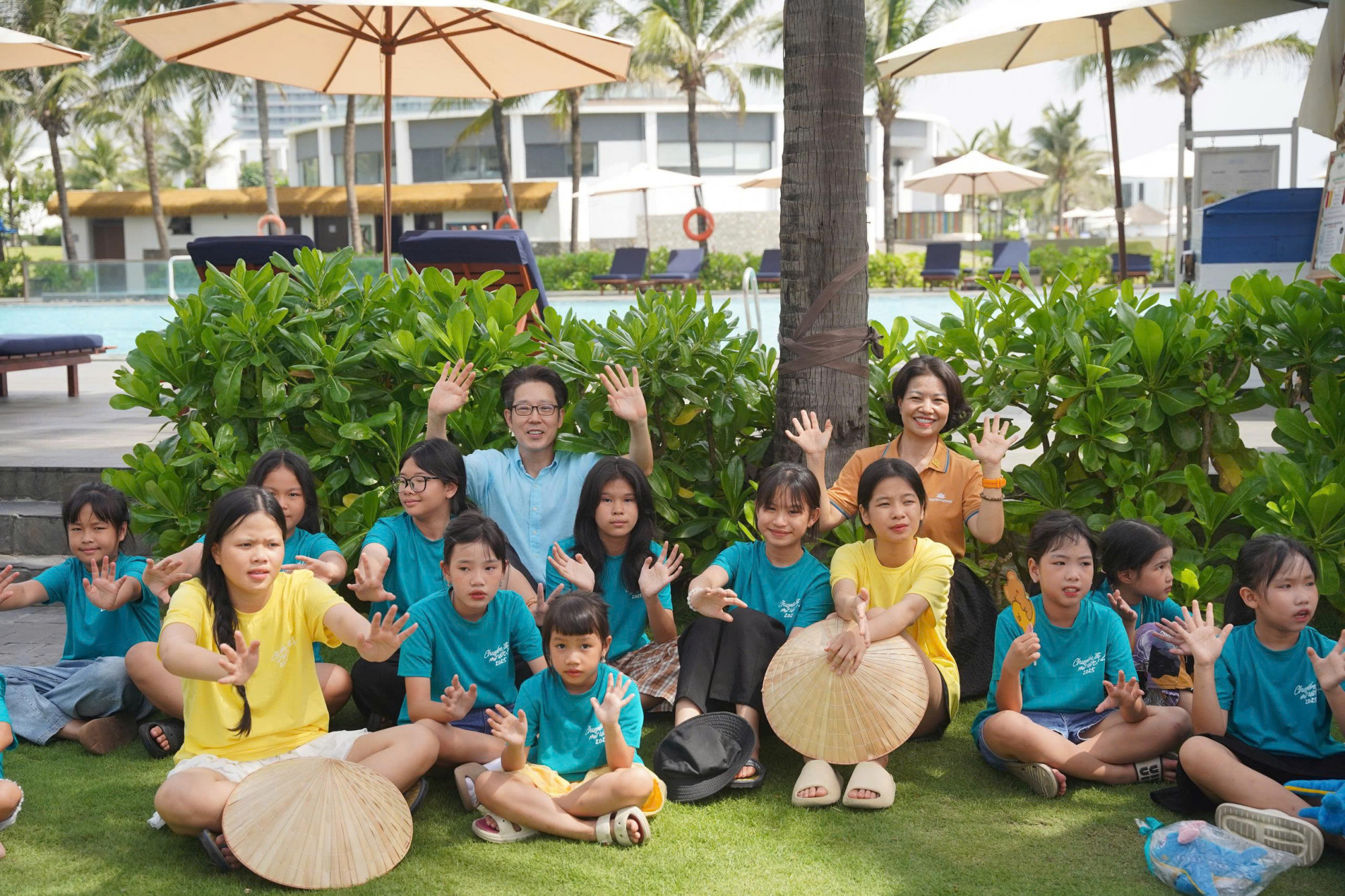 Không khí vui tươi, gần gũi tại khuôn viên Meliá Danang Beach Resort giúp các em thêm tự tin và gắn kết - Ảnh: Vietnam Airlines