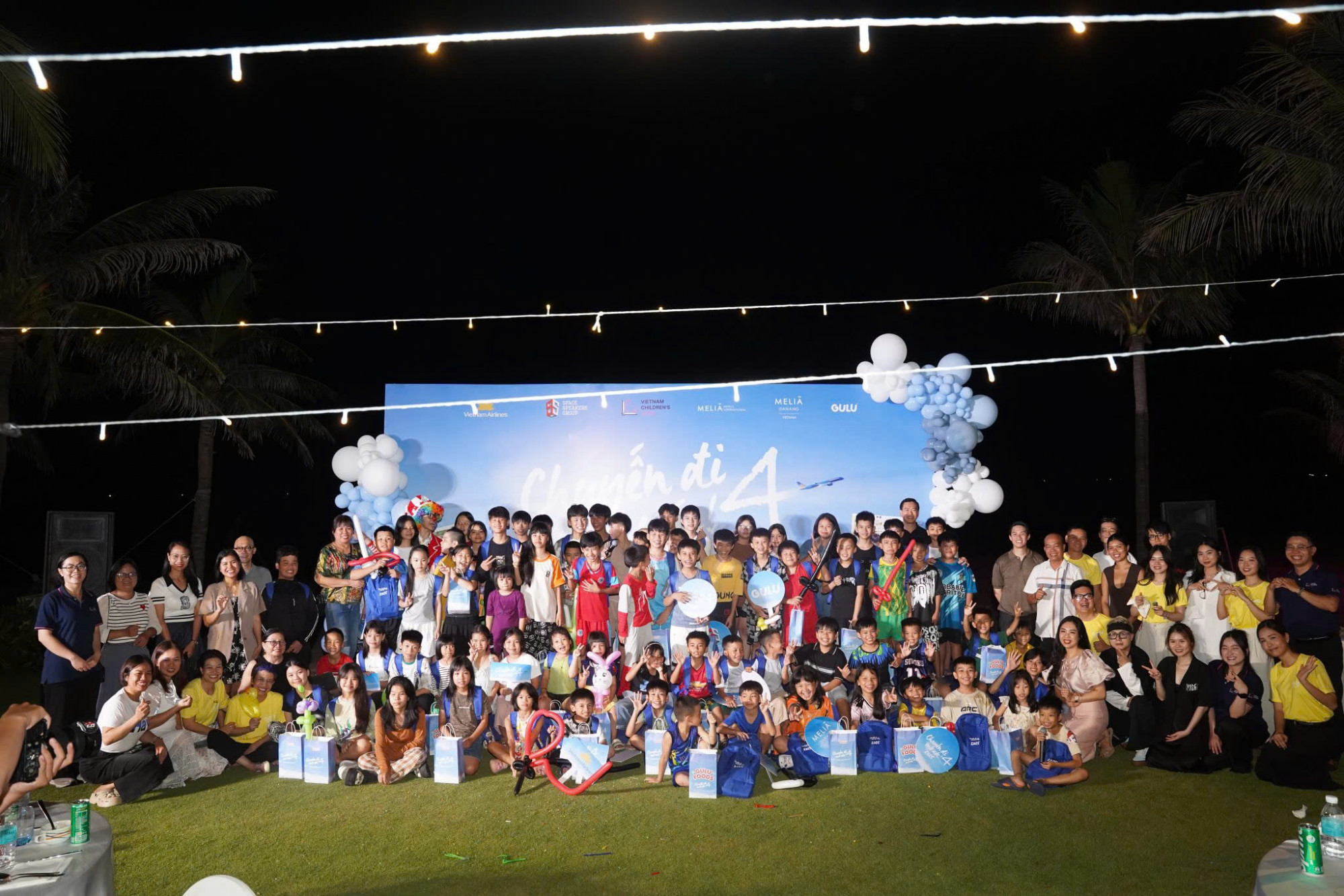 Toàn thể các em tham gia chương trình cùng đại diện Ban tổ chức chụp ảnh lưu niệm trong đêm Gala Dinner ngoài trời, khép lại hành trình “Chuyến đi mơ ước 2025” đầy cảm xúc và ý nghĩa - Ảnh: Vietnam Airlines