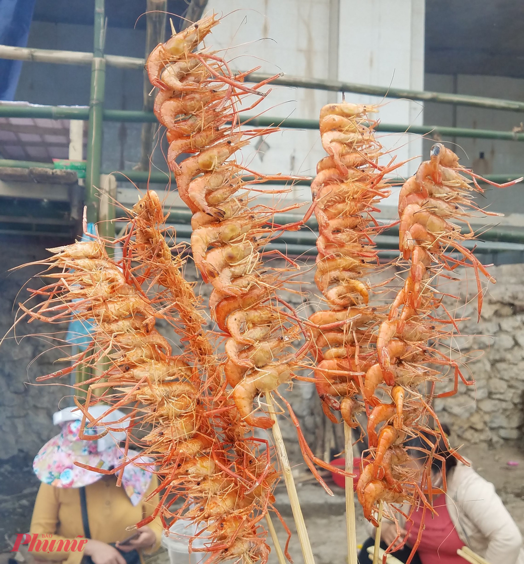 Đến Thác Bờ nhâm nhi cá nướng Những xiên tôm nướng đỏ au.