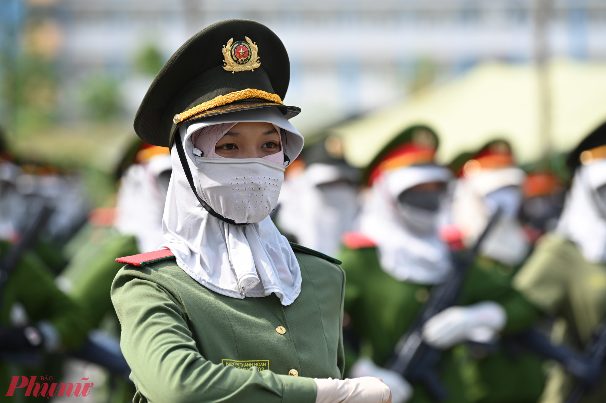 Giữa nắng nóng khắc nghiệt ở Sơn Tây (Hà Nội), những nữ chiến sĩ công an vẫn bền bỉ luyện tập, sử dụng khẩu trang, găng tay và nhiều trang bị bảo hộ khác để bảo vệ sức khỏe, hoàn thành tốt nhiệm vụ huấn luyện.