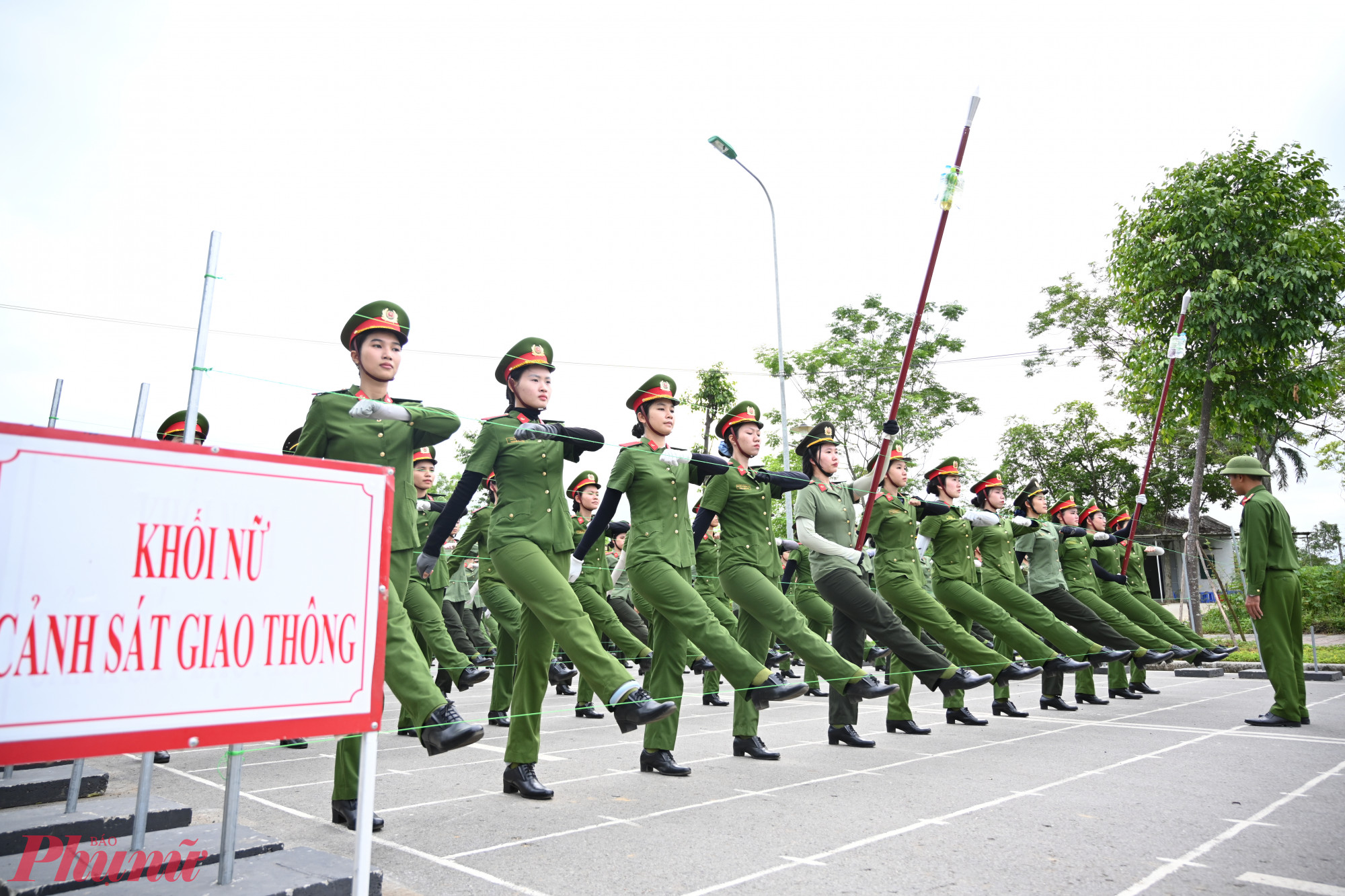 Dù nắng nóng khắc nghiệt nhưng nữ chiến sĩ công an vẫn luôn giữ tinh thần vui vẻ trong quá trình luyện tập