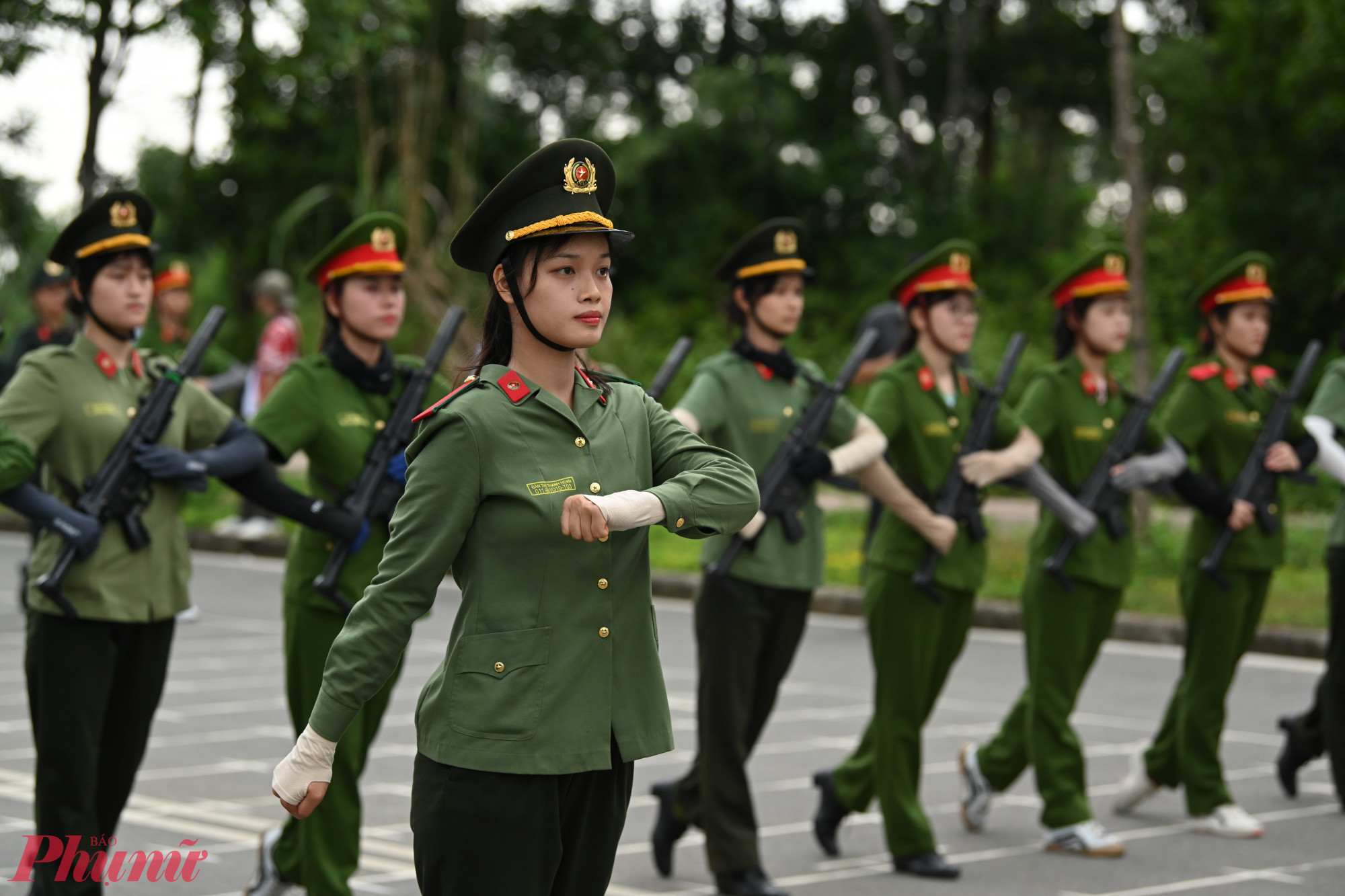 Nữ chiến sĩ Cảnh sát giao thông tập trung rèn luyện động tác đánh tay, đảm bảo đều, đẹp, đúng nhịp theo quy định điều lệnh.