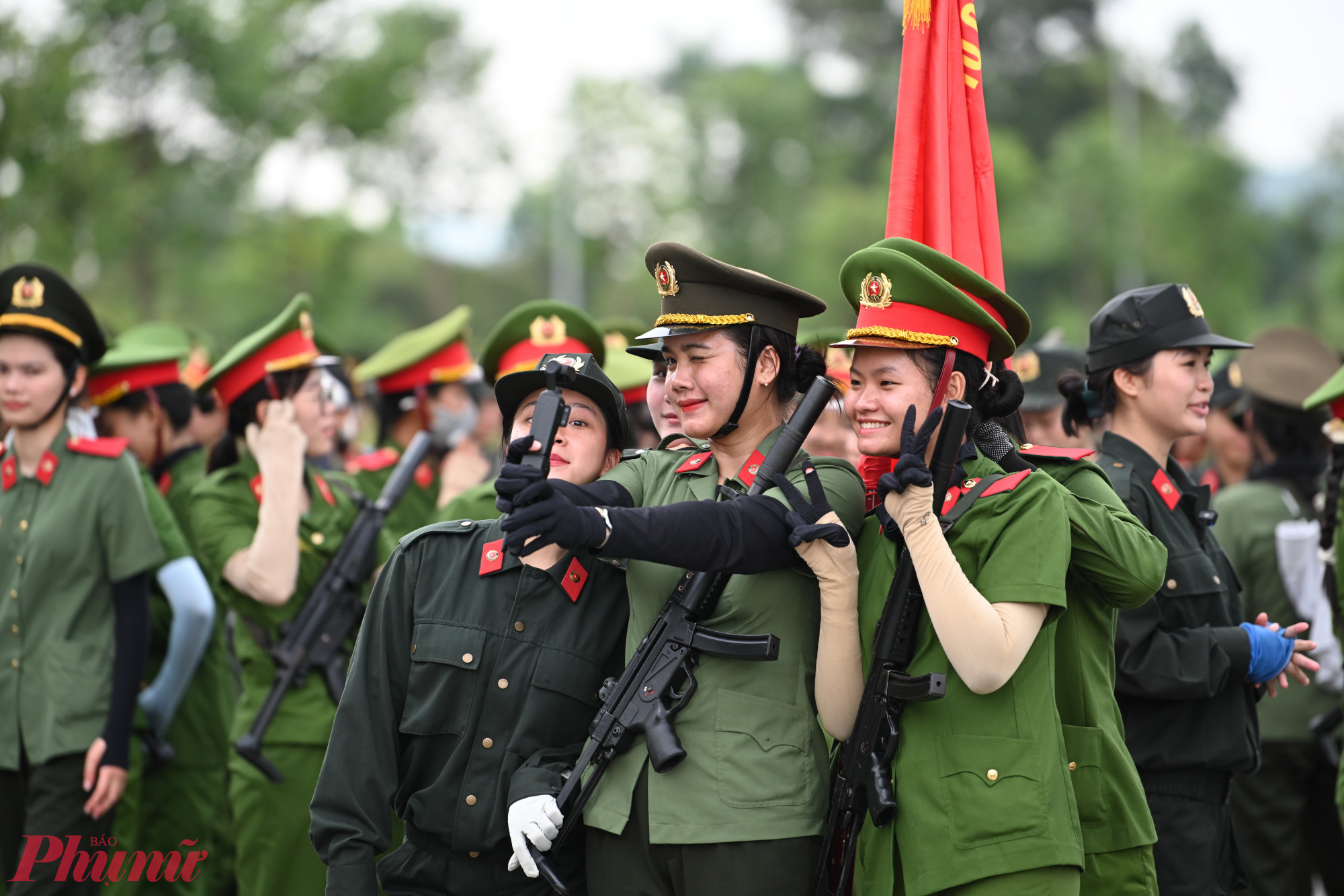 Phút nghỉ ngơi hiếm hoi trong buổi sáng tập luyện đầy vất vả của những nữ chiến sĩ Công an Nhân dân trẻ tuổi.