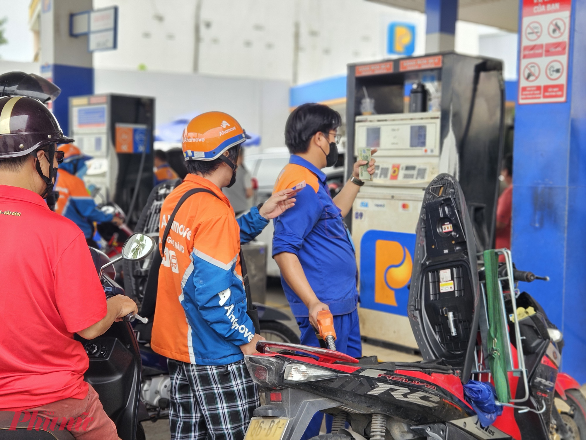 Giá xăng dầu được điều chỉnh tăng giảm trái chiều từ 15g chiều 5/6 - Ảnh: Ngọc Thùy