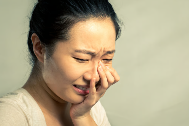 Áp lực công việc và những ông chủ khó chịu có thể khiến những người giỏi nhất trong chúng ta rơi nước mắt. Ảnh: Shutterstock