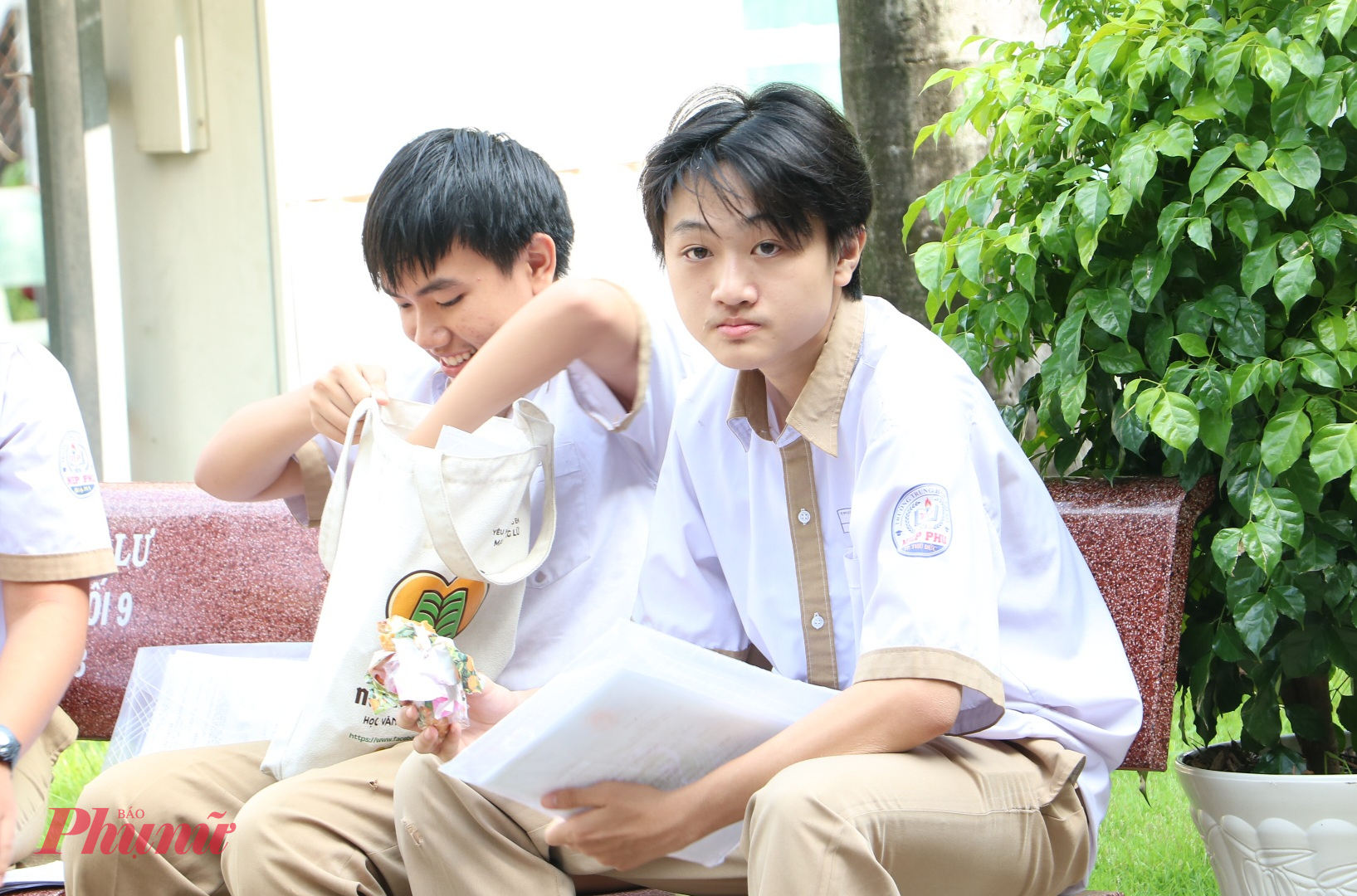 Thí sinh trao đổi về kỳ thi ngày mai - Ảnh: Trang Thư