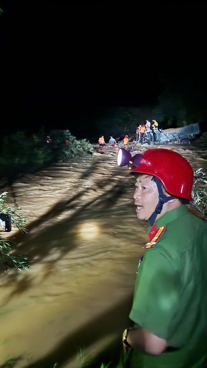 4 nạn nhân mắc kẹt giữa dòng nước lũ được cứu sống
