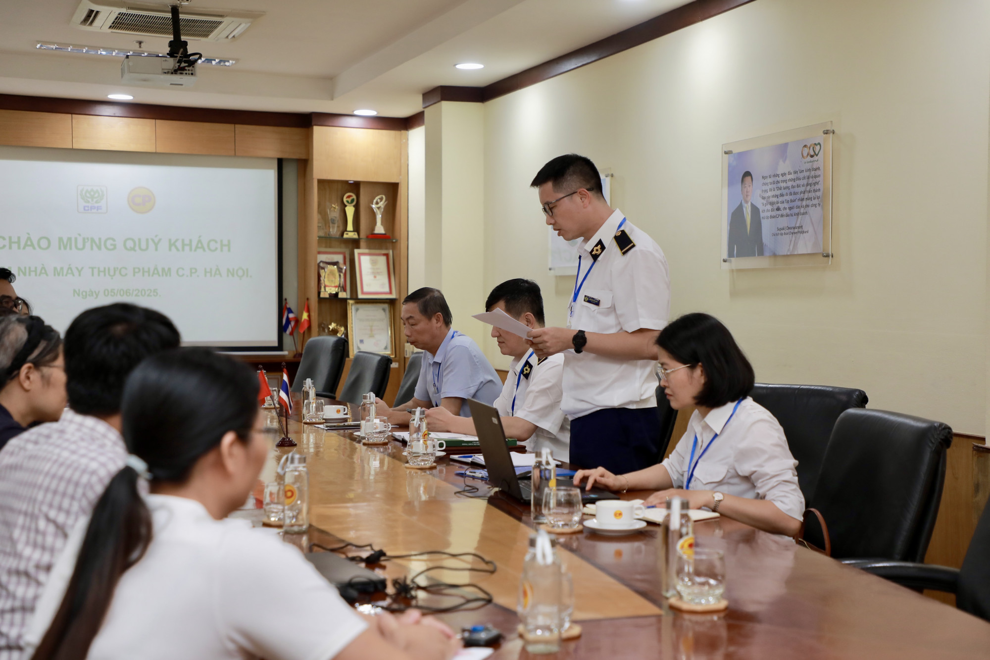 Đoàn kiểm tra Chi cục Chăn nuôi, Thủy sản và Thú y Hà Nội kiểm tra nhà máy chế biến thịt gia cầm của C.P. Việt Nam tại Hà Nội