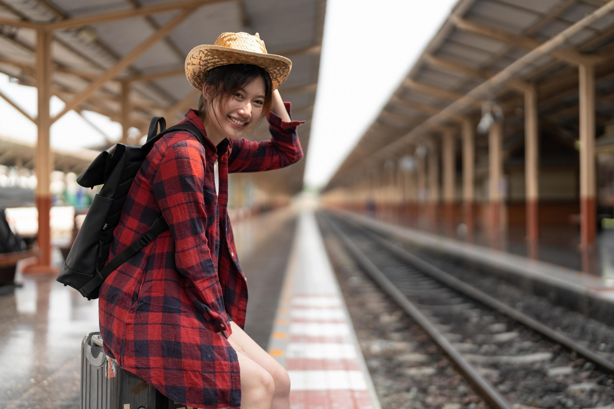 Nếu bạn đi du lịch một mình, tốt nhất là không nên công khai quá nhiều về nơi bạn định đến tiếp theo và thời gian bạn định đến đó. Đã có những trường hợp kẻ săn mồi sử dụng thông tin này để theo dõi nơi ở của mọi người. Tốt nhất là hãy thận trọng nhất có thể với thông tin được chia sẻ công khai.