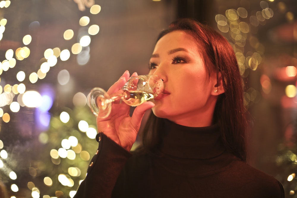 Giữ quyền kiểm soát: Thật tệ, chúng tôi biết. Con gái nên được phép ra ngoài và say xỉn như con trai và không phải lo lắng về bất cứ điều gì. Và đó hoàn toàn là đặc quyền của bạn nếu đó là điều bạn muốn làm. Tuy nhiên, vì lợi ích an toàn khi bạn đang đi du lịch, tốt nhất là bạn nên kiểm soát và nhận thức được môi trường xung quanh. Nhiều tình huống nguy hiểm đã xảy ra sau khi uống quá nhiều rượu - Ảnh: Picnoi
