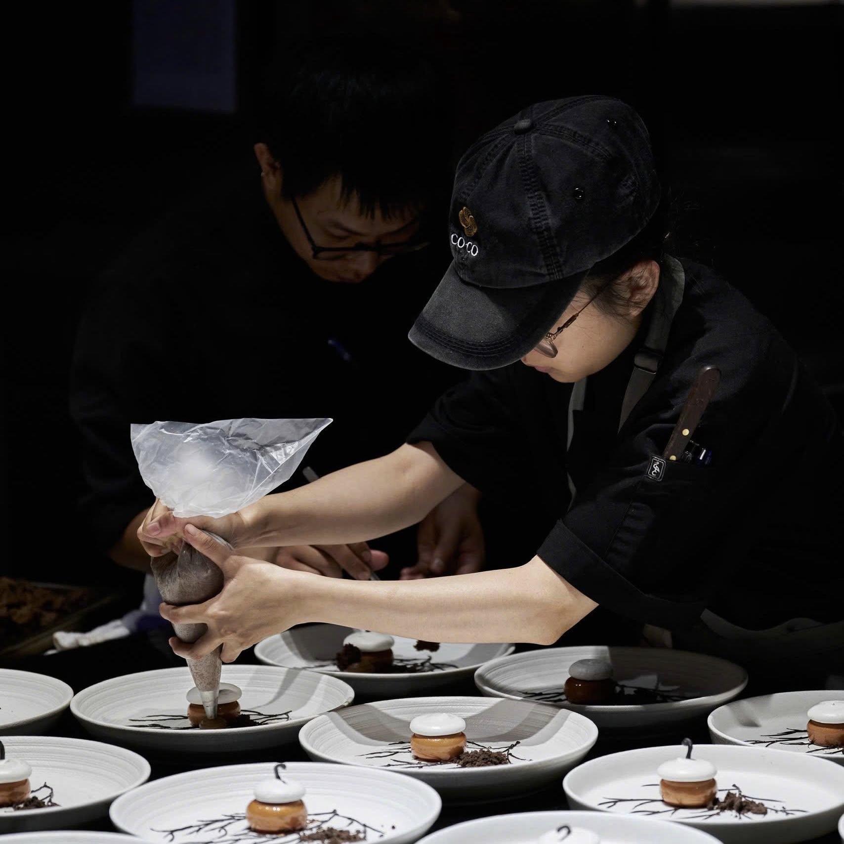 Đầu bếp đang chế biến món ăn tại Coco Dining - Ảnh: FAnpafe nhahang