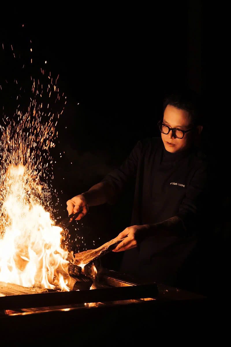 Đầu bếp đang chế biến món ăn tại Coco Dining