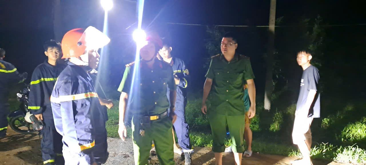 Sau gần 2 giờ vật lộn giữa dòng nước lũ, lực lượng Cảnh sát PCCC và CNCH đã lần lượt đưa 04 người dân vào bờ an toàn