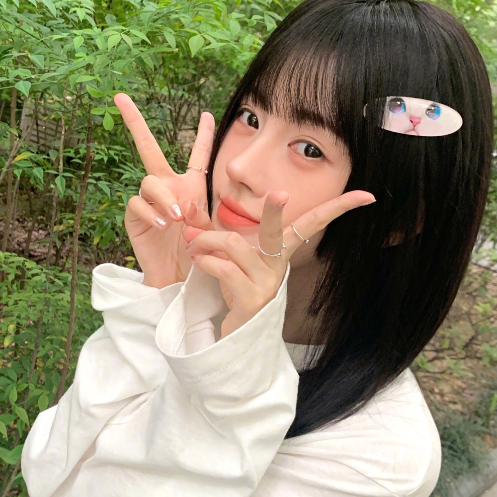 tóc mái Hime Nhật Bản Một trong những kiểu tóc nổi bật gần đây của Cúc Tịnh Y là kiểu tóc Hime – phong cách lấy cảm hứng từ Nhật Bản với phần mái ngang và hai lớp tóc mai được cắt ngang cằm đầy sắc sảo. Kiểu tóc này mang đến diện mạo cá tính và thời thượng, đồng thời gợi nhắc vẻ đẹp dịu dàng và thanh thoát trong thẩm mỹ Á Đông. Khi kết hợp cùng kẹp tóc nhỏ hoặc các phụ kiện tóc đơn sắc, Cúc Tịnh Y càng thêm nổi bật với phong thái tinh tế và cuốn hút.