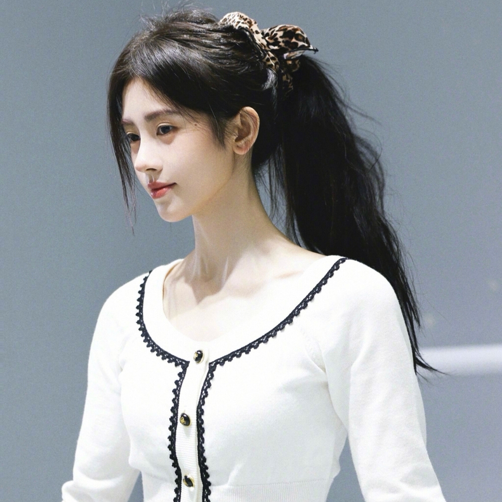 Buộc tóc đuôi ngựa với scrunchies Một biến tấu đầy thú vị khác của Cúc Tịnh Y là buộc tóc đuôi ngựa bằng scrunchies – loại dây vải buộc tóc đã “làm mưa làm gió” những năm gần đây. Dù chỉ là kiểu tóc đơn giản nhưng khi được nhấn nhá bằng scrunchies với họa tiết bắt mắt, tổng thể diện mạo của mỹ nhân 9x lại trở nên trẻ trung và năng động hơn. Kiểu tóc này sẽ đặc biệt phù hợp với những cô nàng yêu thích vẻ ngoài chỉn chu, gọn gàng nhưng vẫn có điểm nhấn riêng.