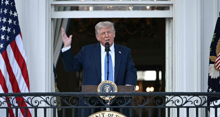 Trong nhiệm kỳ đầu tiên của mình, ông Trump đã tuyên bố lệnh cấm du khách từ bảy quốc gia đa số là người Hồi giáo. ẢNH: AFP