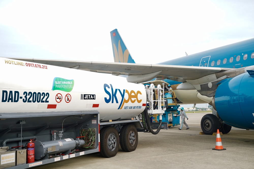 Xe bồn chứa nhiên liệu hàng không bền vững (SAF) tiếp nhiên liệu cho máy bay Vietnam Airlines