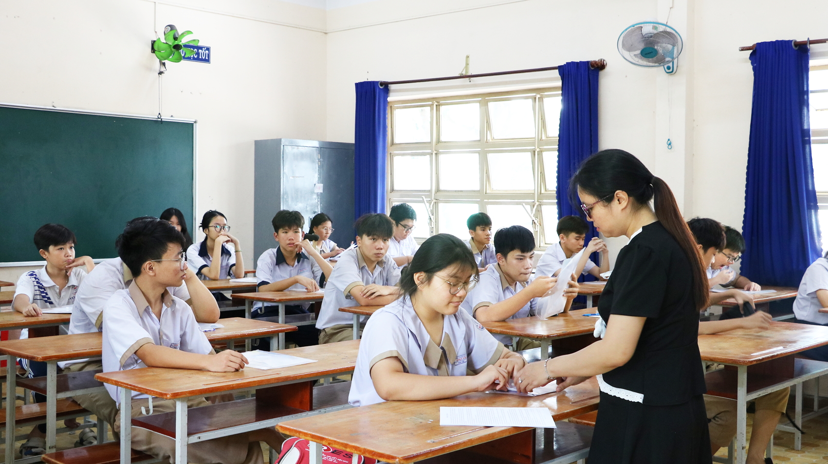 Thí sinh kiểm tra thông tin cá nhân tại điểm thi Trường THCS Hoa Lư (TP Thủ Đức)