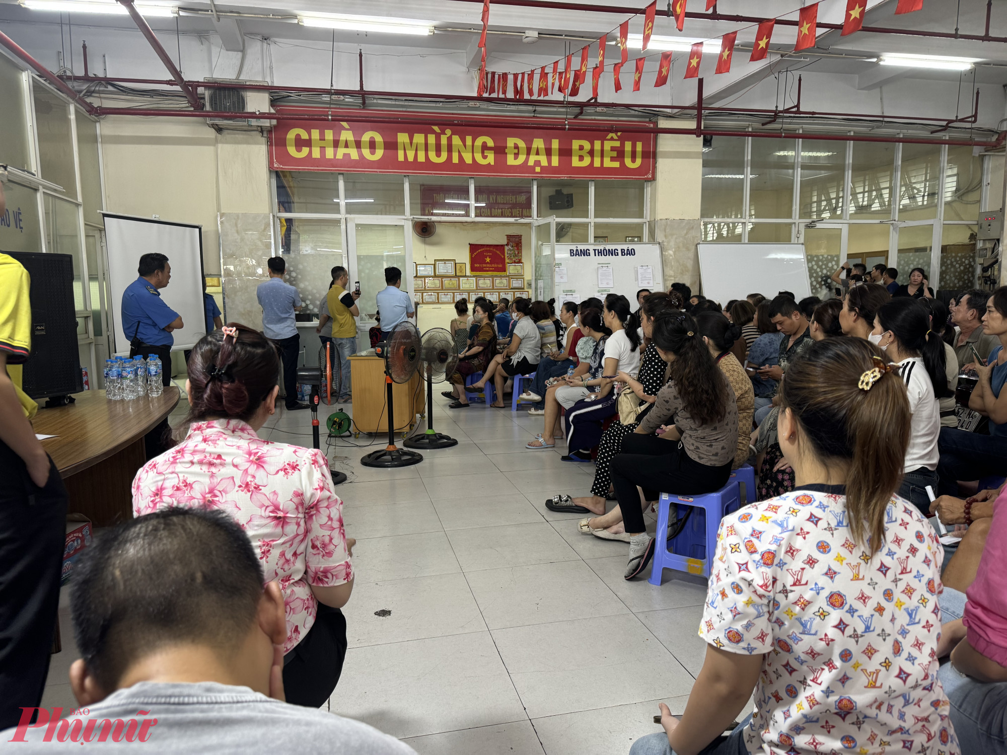 Tiểu thương nói đóng sạp không phải để né thuế, tránh kiểm tra Tiểu thương chợ An Đông đối thoại với cơ quan thuế về hóa đơn, chứng từ - Ảnh: Thanh Hoa