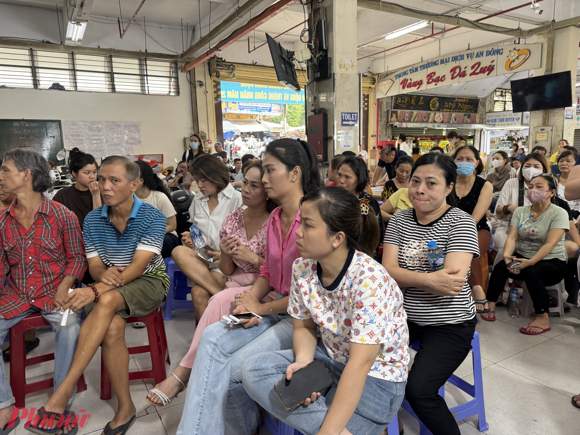 Tiểu thương nói đóng sạp không phải để né thuế, tránh kiểm tra Các tiểu thương trăn trở vì quy định giữa cơ quan thuế và quản lý thị trường rất khác nhau - Ảnh: Thanh Hoa