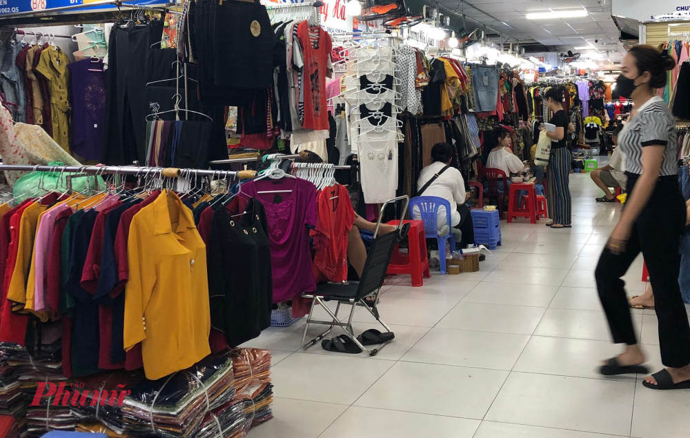 Tiểu thương nói đóng sạp không phải để né thuế, tránh kiểm tra Tiểu thương mong muốn cơ quan chức năng hãy nương tay và cho tiểu thương có thời gian thực hiện - Ảnh: Thanh Hoa