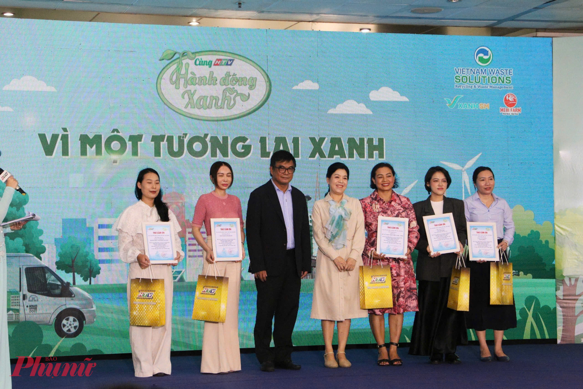Nhà báo Cao Anh Minh - Tổng Giám đốc Đài  Truyền hình Thành phố Hồ Chí Minh và Nhà báo Ngô Hồng - Thư ký Liên chi hội nhà báo HTV - Trưởng ban chương trình, chương ban tổ chức cuộc thi “Cùng HTV hành động xanh” trao thư và hoa cảm ơn đến các nhà tài trợ