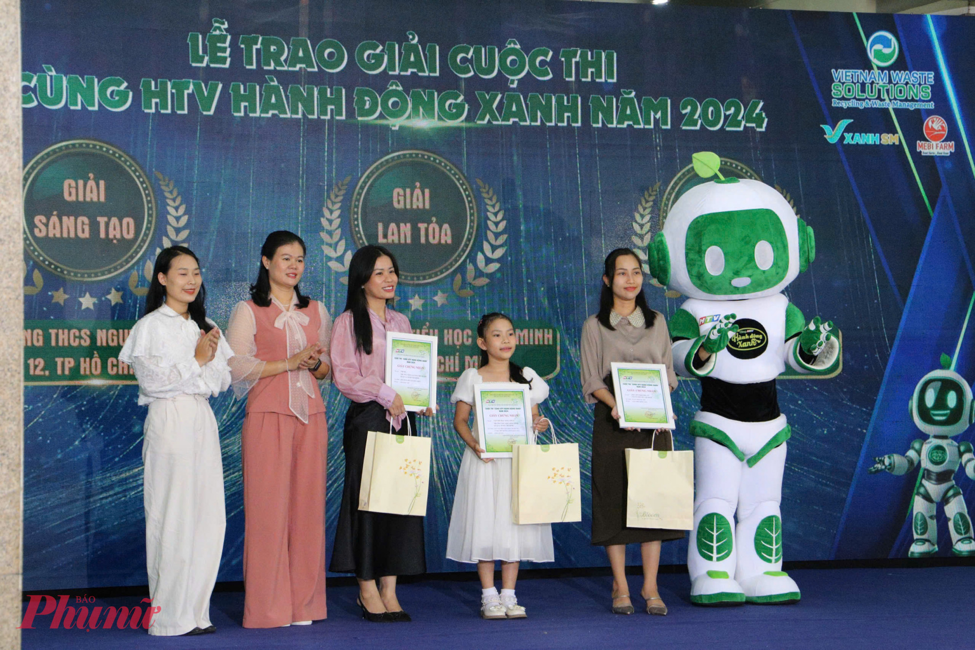 Ban tổ chức trao giải thưởng  có các tác giả đoạt giải 