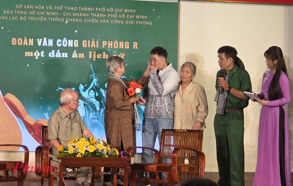 Ra mắt sách “Đoàn Văn công Giải phóng R – Một dấu ấn lịch sử” Những hậu duệ của