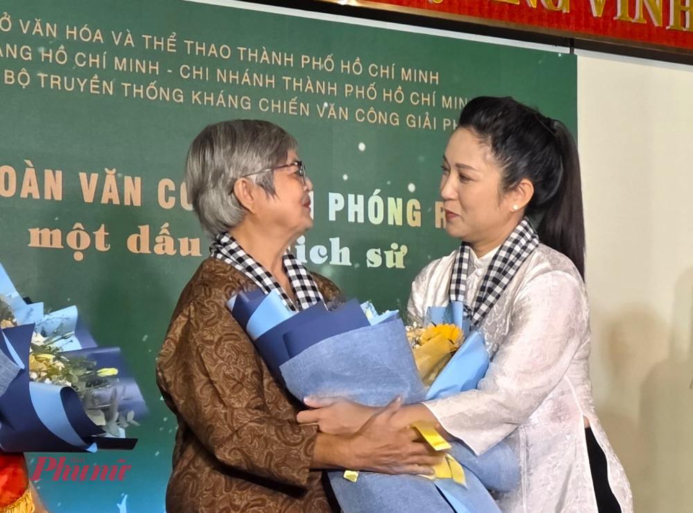 Ra mắt sách “Đoàn Văn công Giải phóng R – Một dấu ấn lịch sử” Nghệ sĩ nhân dân Thanh Thúy tặng hoa nghệ sĩ ưu tú Phi Yến.