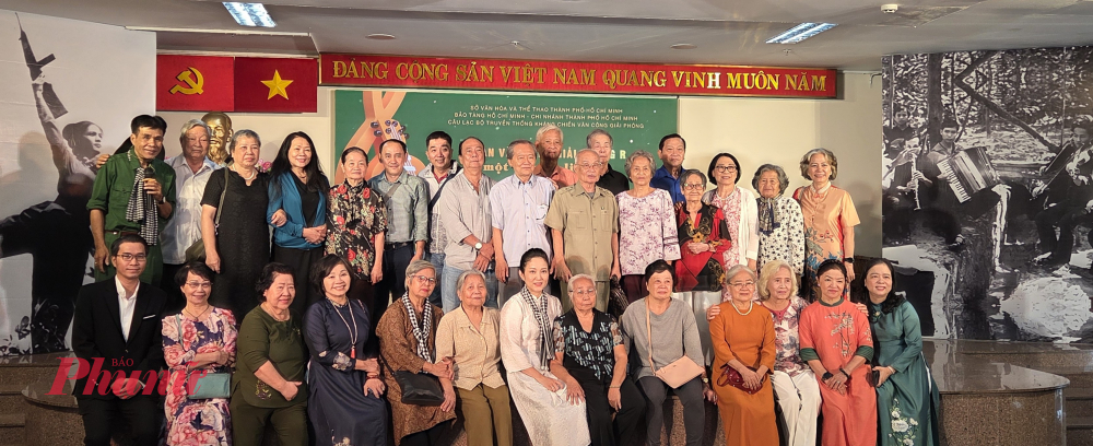 Ra mắt sách “Đoàn Văn công Giải phóng R – Một dấu ấn lịch sử” Buổi lễ cũng là cơ hội để các nghệ sĩ đoàn VCGP, những đồng đội năm xưa, được tụ họp