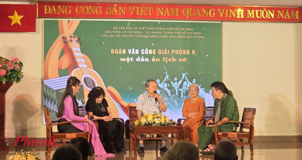Ra mắt sách “Đoàn Văn công Giải phóng R – Một dấu ấn lịch sử” Các nghệ sĩ - chiến sĩ của đoàn VCGP năm xưa giao lưu tại lễ ra mắt sách.