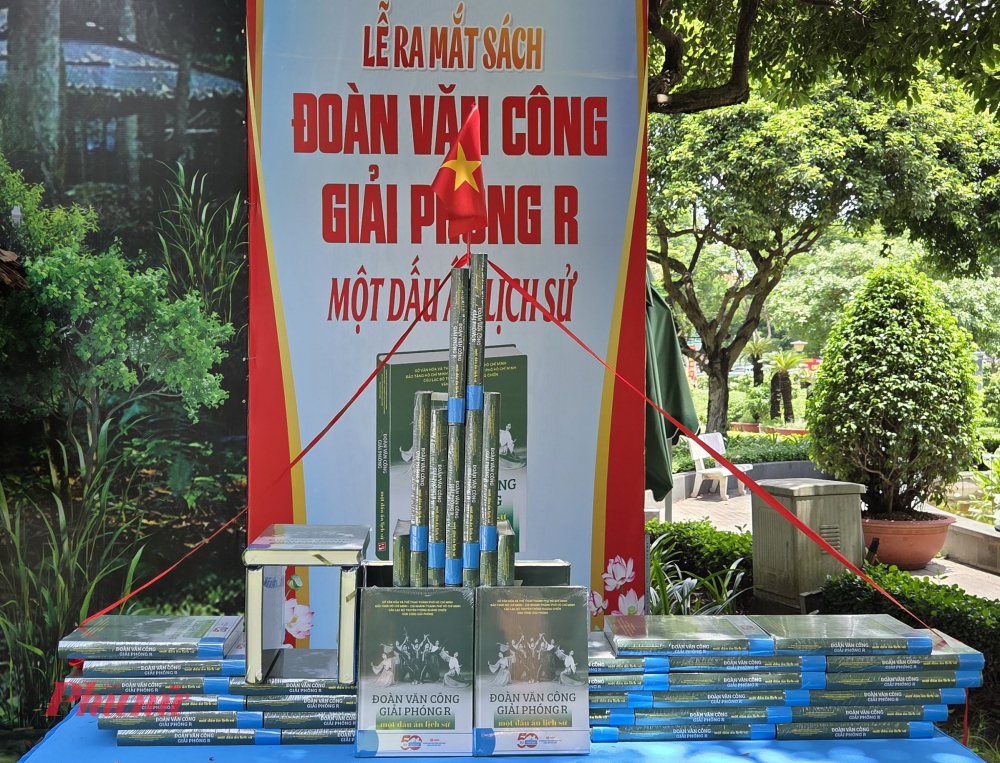 Ra mắt sách “Đoàn Văn công Giải phóng R – Một dấu ấn lịch sử” Nội dung sách gồm 3 phần: “Vai sát vai chung một bóng cờ (bối cảnh và lịch sử hình thành đoàn VCGP); “Chân dung tài hoa ngược dòng thác lũ” (hồi ký của các văn, nghệ sĩ thuộc đoàn VCGP); và “Duyên này thì giữ vật này của chung” (bao gồm 50 ca khúc cách mạng ra đời trong thời kỳ này và những lá thư từ tuyến đầu Tổ quốc).