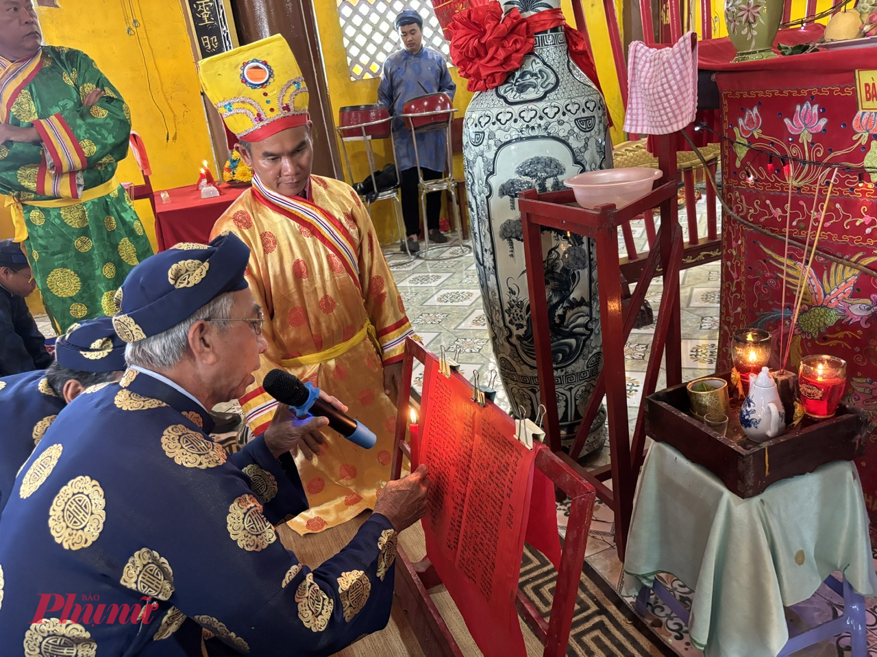 Đọc chiếu văn một trong những nghi thức trong Lễ Kỳ yên. Ảnh Thùy Dương