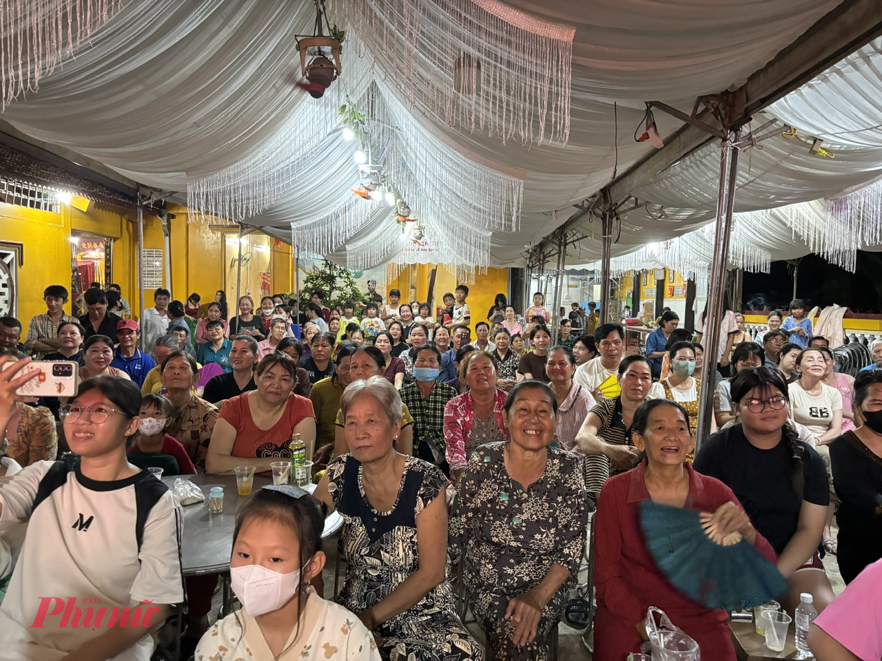 Người dân từ trẻ đến già say mê xem hát.. Ảnh Thùy Dương