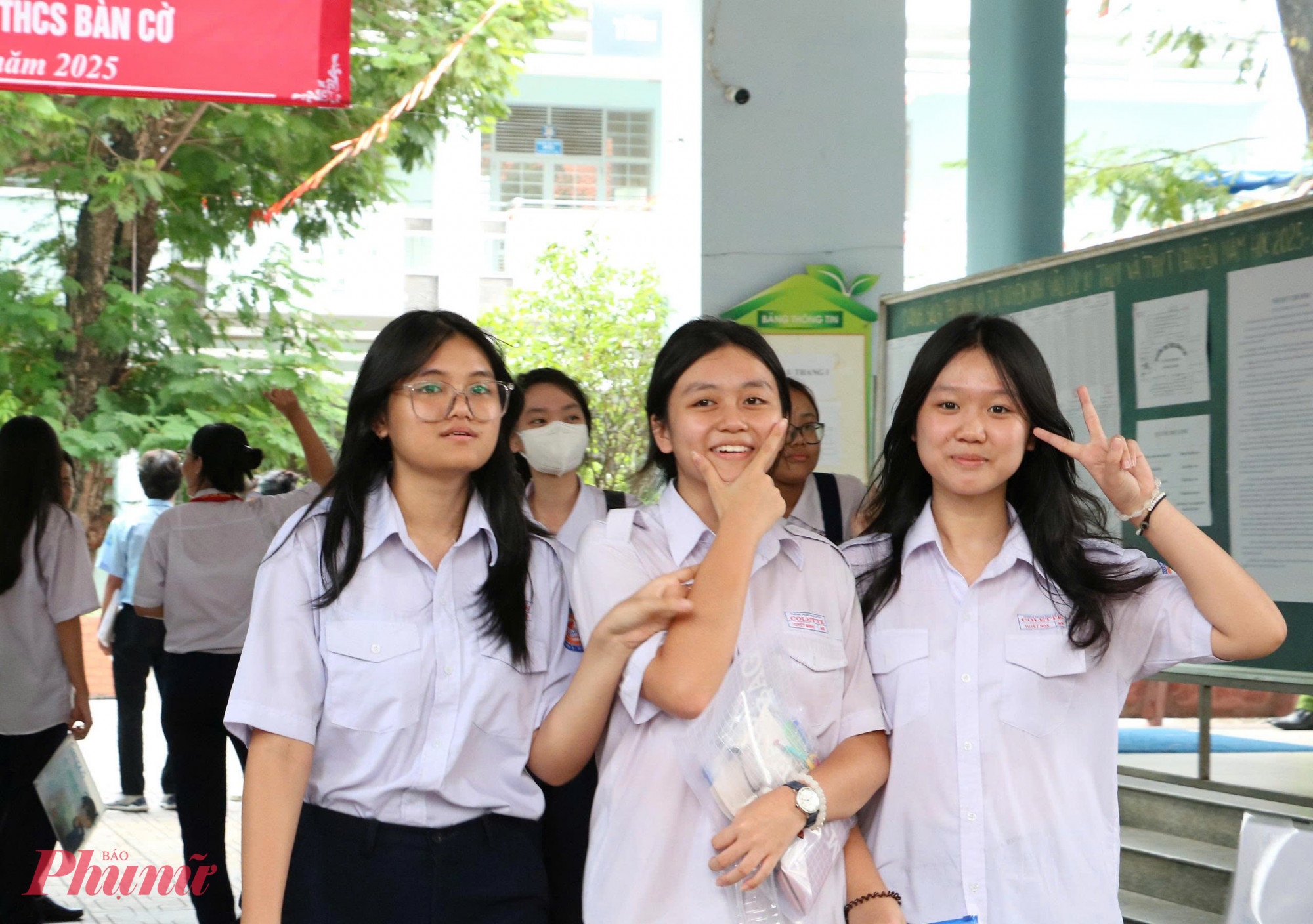 Thí sinh vui vẻ sau bài thi tiếng Anh, sẵn sàng cho môn thi cuối cùng - Ảnh: Trang Thư