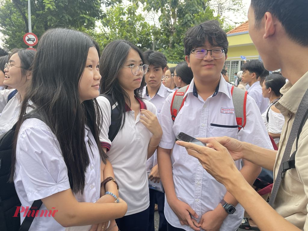 Thí sinh tại điểm thi Trường THPT Nguyễn Khuyến chia sẻ đề thi sau môn thứ 2 - Ảnh: Nguyễn Loan