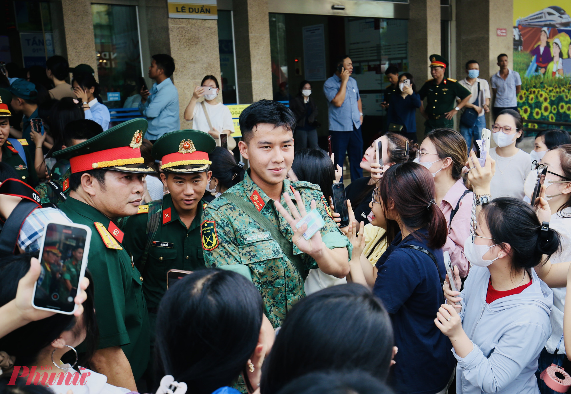 Các chiến sĩ đi trong vòng tay của nhân dân Thủ đô.