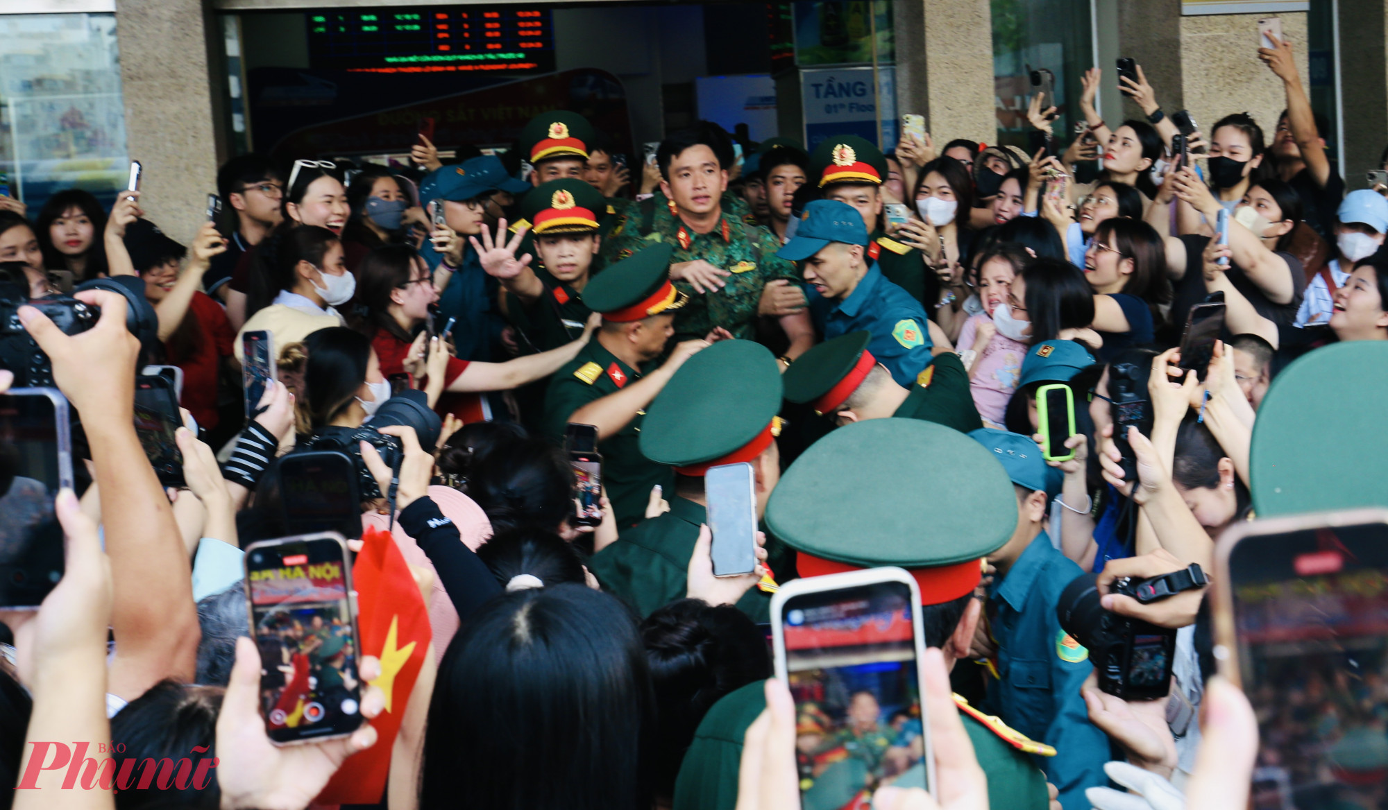 Chiều 6/6, Thượng úy Lê Hoàng Hiệp cùng đoàn khi chuẩn bị lên chuyến tàu ra Hà Nội để tham gia huấn luyện chuẩn bị cho lễ diễu binh kỷ niệm 80 năm Cách mạng Tháng Tám và Quốc khánh 2/9,  đã được đón chào nồng nhiệt bởi đông đảo người hâm mộ.