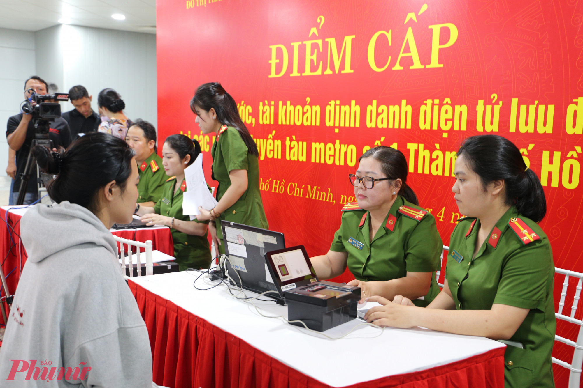 Công an TPHCM hướng dẫn người dân làm định danh mức độ 2 trên VNeID - Ảnh: Thanh Tâm