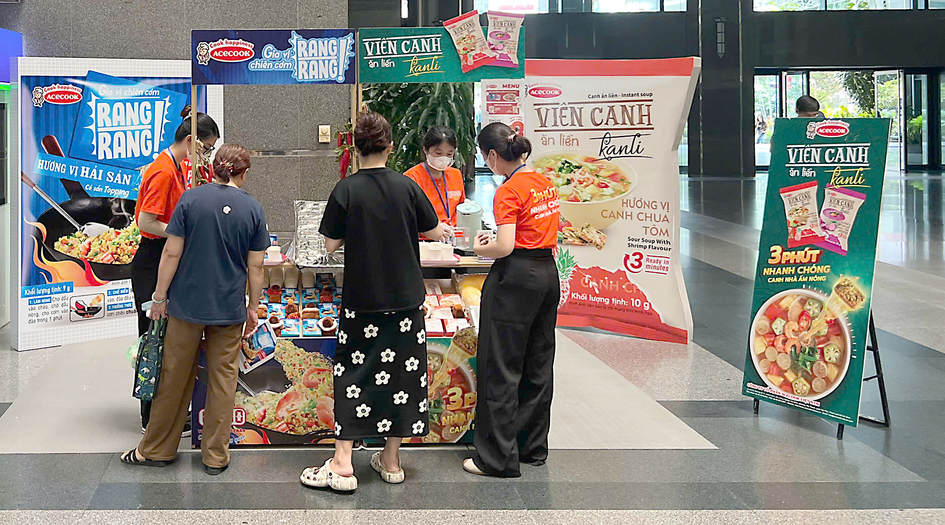 Người tiêu dùng trải nghiệm bộ đôi Viên Canh Kanli và  Gia Vị Chiên Cơm Rang Rang